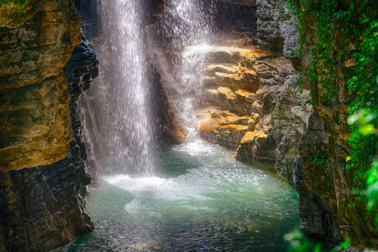 Canyons & Caves. The lost paradise of the Jurassic Period