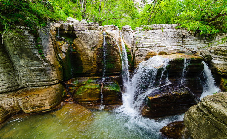 Canyons & Caves. The lost paradise of the Jurassic Period