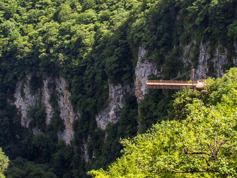 Canyons & Caves. The lost paradise of the Jurassic Period